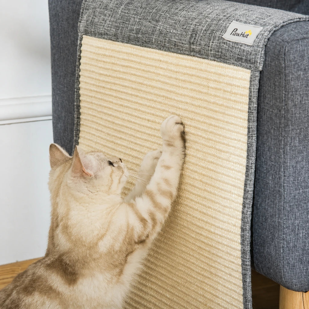 Cat scratching the sisal panel of the PawHut sofa protector - Petifo